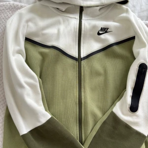 Nike Tech Fleece grön & vit - En grön och vit Nike tech fleece sparsamt använd. BARNSTORLEK 170 