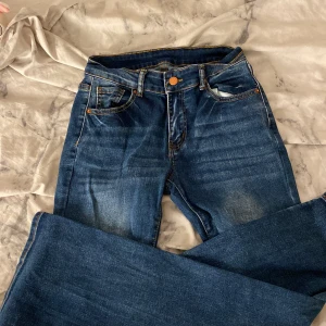 Mid waist jeans - Har ingen aning om vilken storlek men dom passar mig som har storlek 36+ dom är stretchiga 