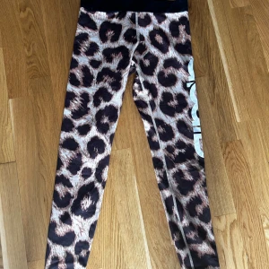 Leopard träningstights aimn - Träningstights från aimn. Med leopard tryck. Low waist