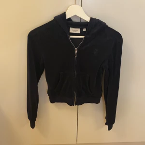  mörkblåa juicy couture koftan   - Storlek-9-10 (kidsize) väldigt fin skick!!! 