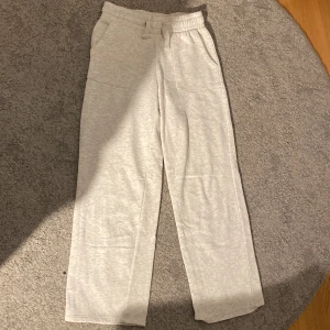Ljusgråa fina sköna mjukisbyxor!   - Storlek-150 och skicket e väldigt fin o bra! 😘 
