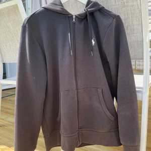 Polo tröja - storlek s, helt okej skick, lite solblekt annars är det inget fel på tröjan, super fin tröja 