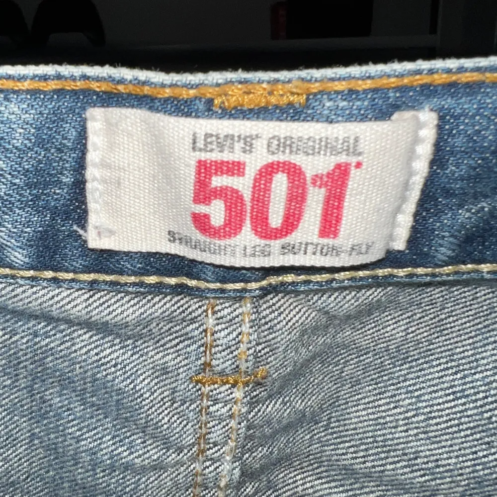 Levis 501or köpta på Vinted för 250! Bra skick och snygga, men var för små. W30, L30 men passar som en S skulle jag säga. Funkar på både killar o tjejer!. Jeans & Byxor.