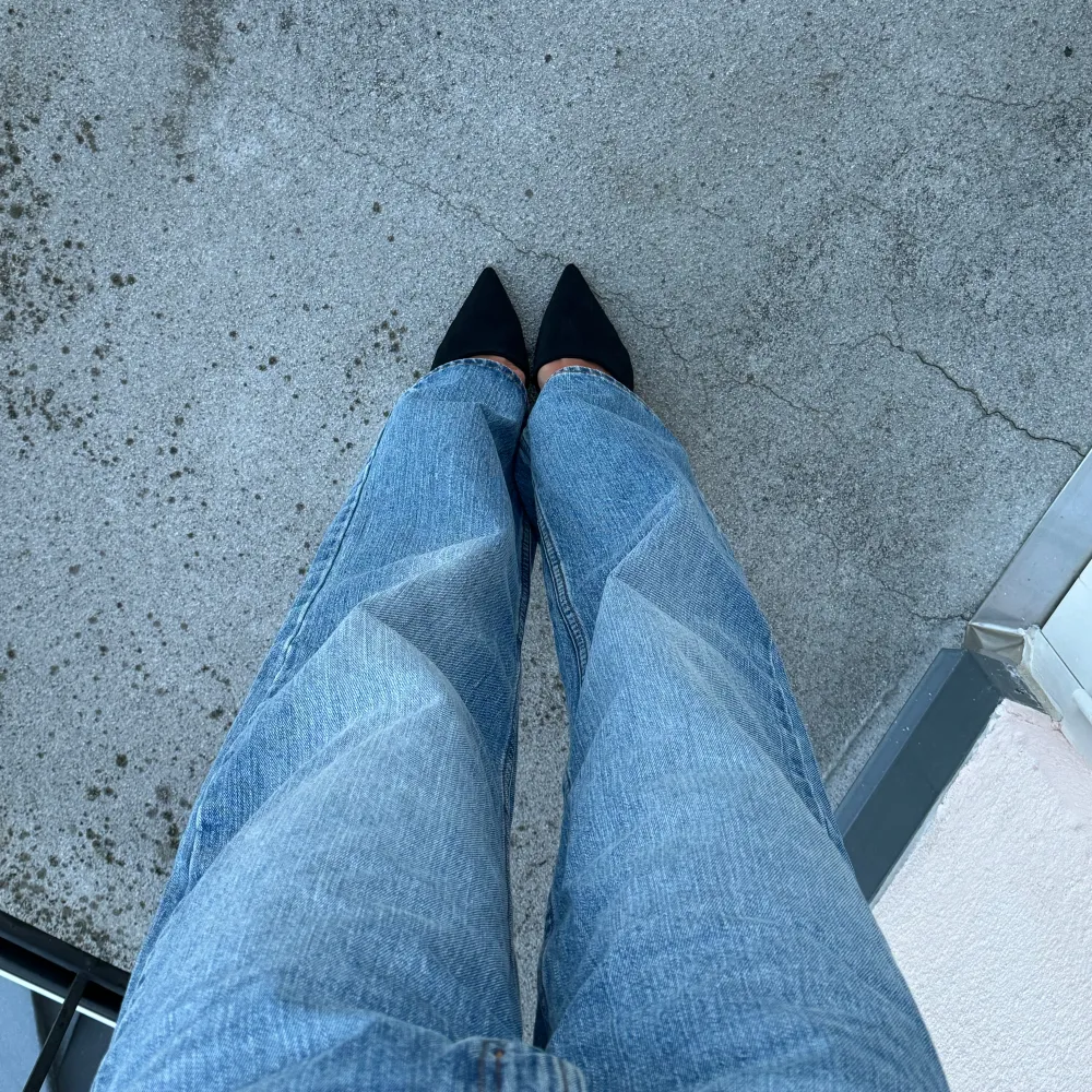 Super snygga jeans i världens snyggaste tvätt! Har två par och säljer den ena som är oanvänd! 💕Bär de mer low waist men är egentligen en midwaist byxa! 30/30, upplever de dock längre i modellen då jag brukar ha 32! . Farkut & Housut.