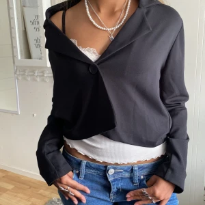 Kort kavaj - Nyskick, aldrig använd . Kortare kavaj med en knapp. Super snygg till klänningar eller jeans. 