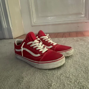 Röda vans skor 42/ 42,5 - Tja, säljer nu mina röda vans då de är för små för mig, mest smutsiga på sulan men går lätt bort om man tvättar på rätt sätt annars är de bra skick kan diskutera pris. 
