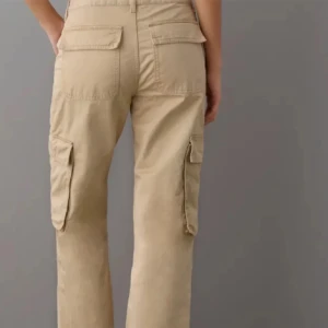 Lågmidjade cargo jeans från gina  - säljer mina lågmidjade cargo jeans från gina pga ingen användning, aldrig använda och är inte samma färg som på bilden utan mer vita eller kräm vita skriv för fler bilder eller frågor! köpte för 500💗