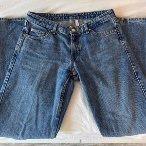 Weekday arrow jeans - Ett par jeans från Weekday i jättebra skick, säljer då dom är försmå för mig💞 jag är 163cm lång, skriv vid fler frågor💞