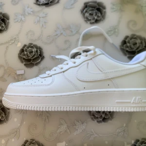 HELT NYA AIRFORCE 1 🔥🔥🔥 - Fick dessa i födelsedagspresent av min kusin. Han sa att han hade köpt de på nån Nike outlet elelr nåt därav det billiga priset för hålen där snörena går är lite defekta men de inget någon kommer att se. Kan gå ner i pris nån hundring vid snabb affär