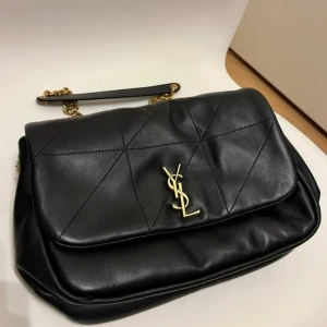 Saint Laurent Jamie 4.3 In Lambskin - DIMENSIONS: 25 X 16 X 7 CM / 9.8 X 6.3 X 2.8 INCHES STRAP DROP: 29–52 CM / 11.4–20.5 INCHES Väskans skick: ny