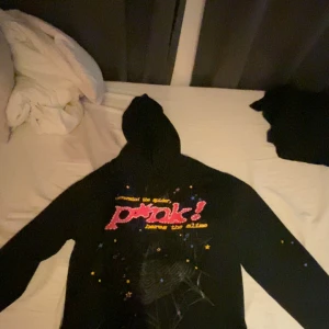 Sp5der hoodie Pink - Bra skick, säljes då den ej kommer till andvänding på sistonde  Passar M 