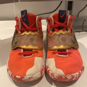Kd trey 5 storlek 43 - Bra skick men lite smutsig bara anledningen att jag säljer de För små för mig har ingen användning för de längre 