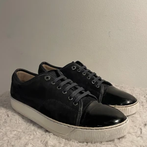 Lanvin skor - Hej! Säljer nu dessa super snygga lanvin skor. Skorna är i superfint skick. Med skorna medföljer dustbag. Helt nya skosnören på!