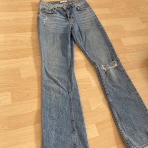 Blå jeans från gina - Säljer pågrund av att jag har andra jeans som jag använder mer. Kan skicka fler bilder om någon vill ha