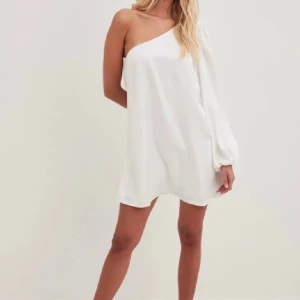 One shoulder klänning - Studentklänning i satin, slutsåld från nakd. Super fint skick, insydd så den passar 36. Postar via postnord och betalningen skrev via swisha alternativt mötas upp i Stockholm 🩷