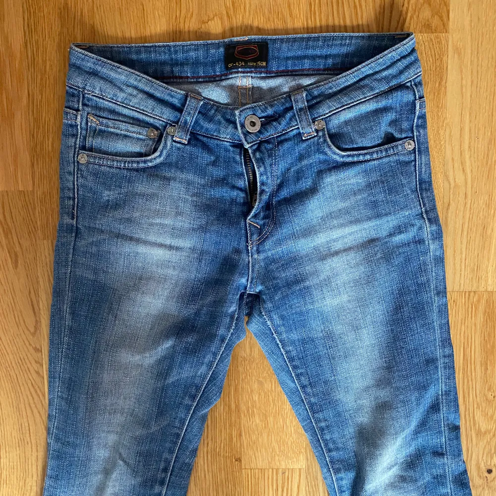 Ett par ljusblå lågmidjade jeans. köpta här på plick och säljer pga att de inte passar. skriv gärna vid fler frågor 💖🤩. Jeans & Byxor.