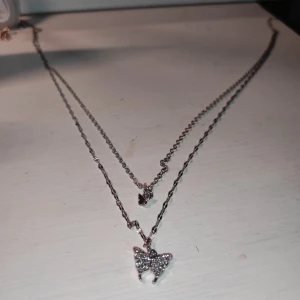 Fjärils halsband - Fint 2 delat fjärils halsband. Använd 1 gång. 