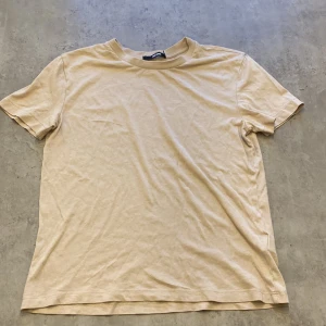 T-shirt  - Bra skick Knappt använd  