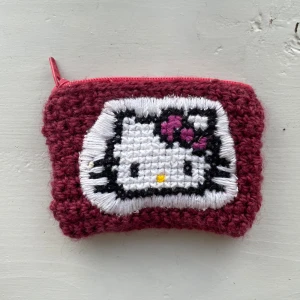 hello kitty plånbok - handgjord plånbok med en broderad hello kitty😼 ‼️dragkedjan är ganska trög och går inte igen helt‼️ därav priset😔 