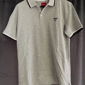 Guess piké - Fin tröja från guess fortfarande med lappar på. Storleken passade inte mig. Kontakta gärna vid frågor.  