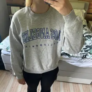 Fin sweatshirt/collagetröja från BikBok i storlek XS passar S oxå, jätteskön och i nyskick, använd fåtal gånger.  Pris: 175kr + frakt 