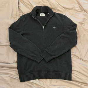 Mörkgrå stickad tröja från GANT - En mörkgrå stickad tröja från GANT! Skicket är 10/10! Perfekt till hösten. Skriv gärna för frågor!