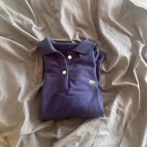 Lacoste Pike - Snygg piké som blivit för liten för mig, riktigt bra skick👍