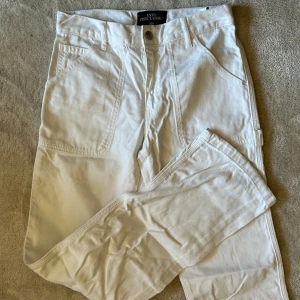 Zara jeans  - Säljer dessa coola jeans ifrån zara, vita med detaljer. I princip oanvända! 