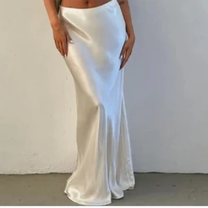 Silke kjol från Gina Tricot - Säljer en jätte fin silke kjol från Gina tricot, inga defekter alls, är som ny, använd kanske 1 gång, priset kan diskuteras💕