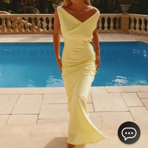 Balklänning - Säljer en jätte fin oanvänd balklänning🩷När man beställde från hemsidan behövde man betala både frakt och tull vilket gjorde klänningen dyrare.