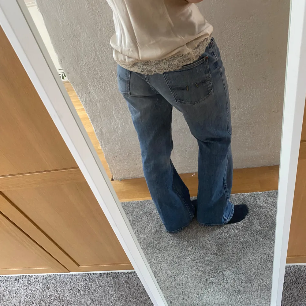 Lågmidjade jeans som har vida ben!!! Assss snygga 😍😍😍. Jeans & Byxor.