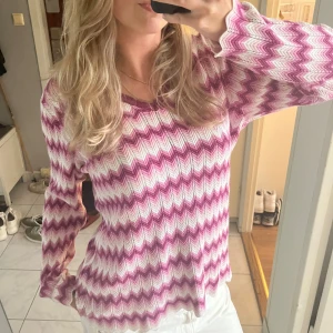 Stickad tröja i missoni liknande mönster - Sååå sjukt snygg tröja med missoni liknande mönster! Rosa lila färg, Inga defekter alls, topp skick! Köpt secondhand därav vet jag ej märket.