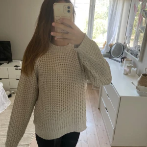 Stickad tröja - Super fin stickad tröja men ganska använd därav priset. Säljer då jag inte är hemma i vinter och inte kommer använda den.