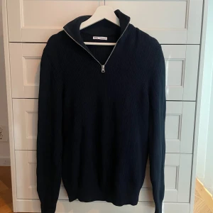 Zara stickad tröja - Marinblå stickad tröja från ZARA i storlek M, jätte fin och i ett bra skick!!!❤️