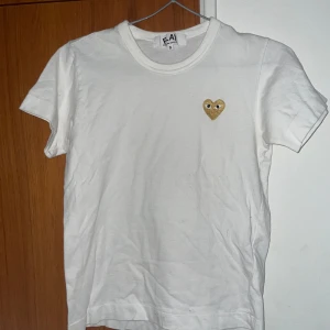 Cdg T-shirt - COMME DES GARÇONS T-Shirt Aldrig använd, storlek S