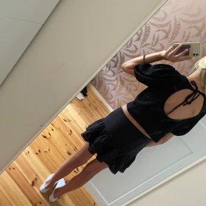 Tröja med öppen rygg - Jättesnygg tröja med öppen rygg från monki. Den har även knytning där bak och ärmarna är lite puffiga. Bra skick! Aldrig använd, endast testad. ❤️❤️