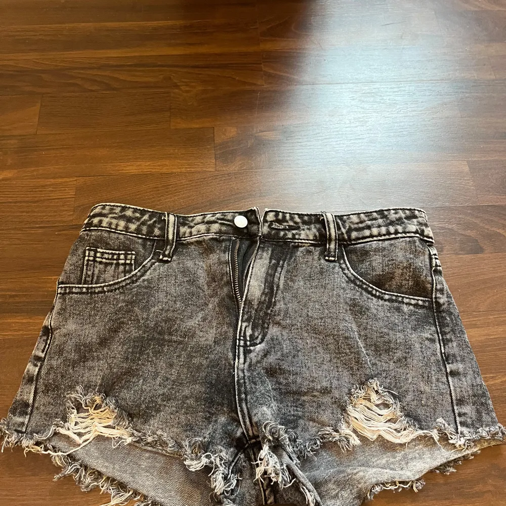 Super snygga och fina shorts , använt 1 gång, super bra skick,och storleken är s men skulle också passa dom xs🥰💕🎀🌸❤️. Shorts.