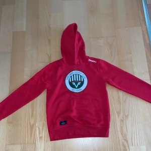 Frölunda hoodie - Skicka 10/10 väldigt skön 👍🏽och varm. Ny pris 599