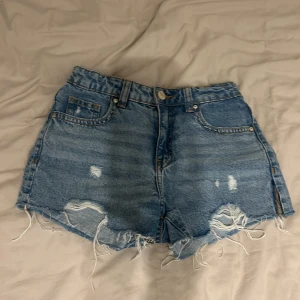 Jeans shorts - Ett par snygga jeans shorts. Dom är i bra skick utan att den har spruckit lite på sida ( se bild 4) skriv om ni vill ha fler bilder på de💕