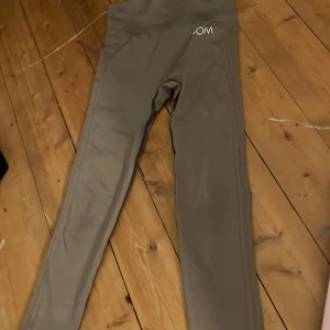 Tränings byxor  -  Säljer dessa fina träningsbyxor i bra skick. Säljare för dem ej kommer till användning. Och byxorna är stretchiga