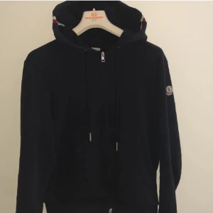 Moncler zip - Säljer nu denna moncler zip. Storlek XL men passar L/M. Skriv gärna innan köp. Priset kan gå ner vid snabb affär 
