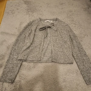 Kofta - Jätte fin kofta som man knyter🤗 inga defekter, nypris 150kr. Hör av er om ni har några frågor🩷