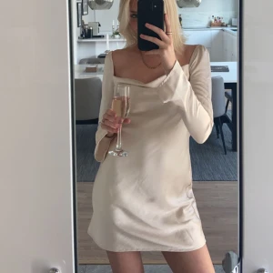 Champagne satin klänning - Superfin champagnefärgad mini klänning i storlek xs! Sparsamt använd ✨