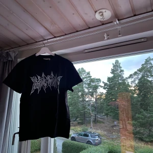 Svart t-shirt  - Nu skick. Svart t-shirt.  Passar för mig som är 184