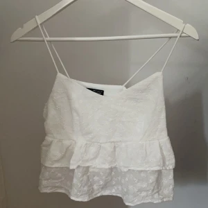 Söt topp! - Säljer en jätte söt topp från shein, den är använd några få gånger💕