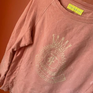 Superfin rosa tröja från fornarnina S - Superfin blood and fire rosa tröja med lite kortare ärmar från fornarnina i storlek S. Tröjan är använd med några mindre defekter, lösa trådar etc, men fortfarande snygg och i bra skick, pris kan diskuteras  Kan skickas eller hämtas i Umeå🔆 