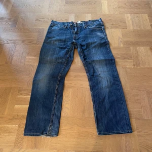 Levi's 504 Straight Jeans - Levi's 504 straight jeans! De är något slitna vid ena fållen (bild 4), men annars i ett bra skick💓      Midjemått= 45 cm                                                           Innerbenslängd= 73 cm