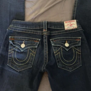 True Religon Jeans - Jätte fiba jeans i nyskick använd nån enstaka gång bootcut och lowwaisted 💕