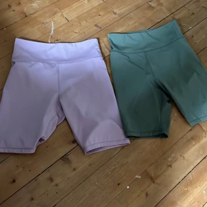 Tränings shorts  - Säljer dessa tränings shorts för de kommer ej till användning dem är i fint skick säljer båda för 50 kr
