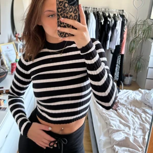 Super fin randig tröja från Bershka. 🖤 - Super fin tröja som aldrig är använd från Bershka. 🖤🤍